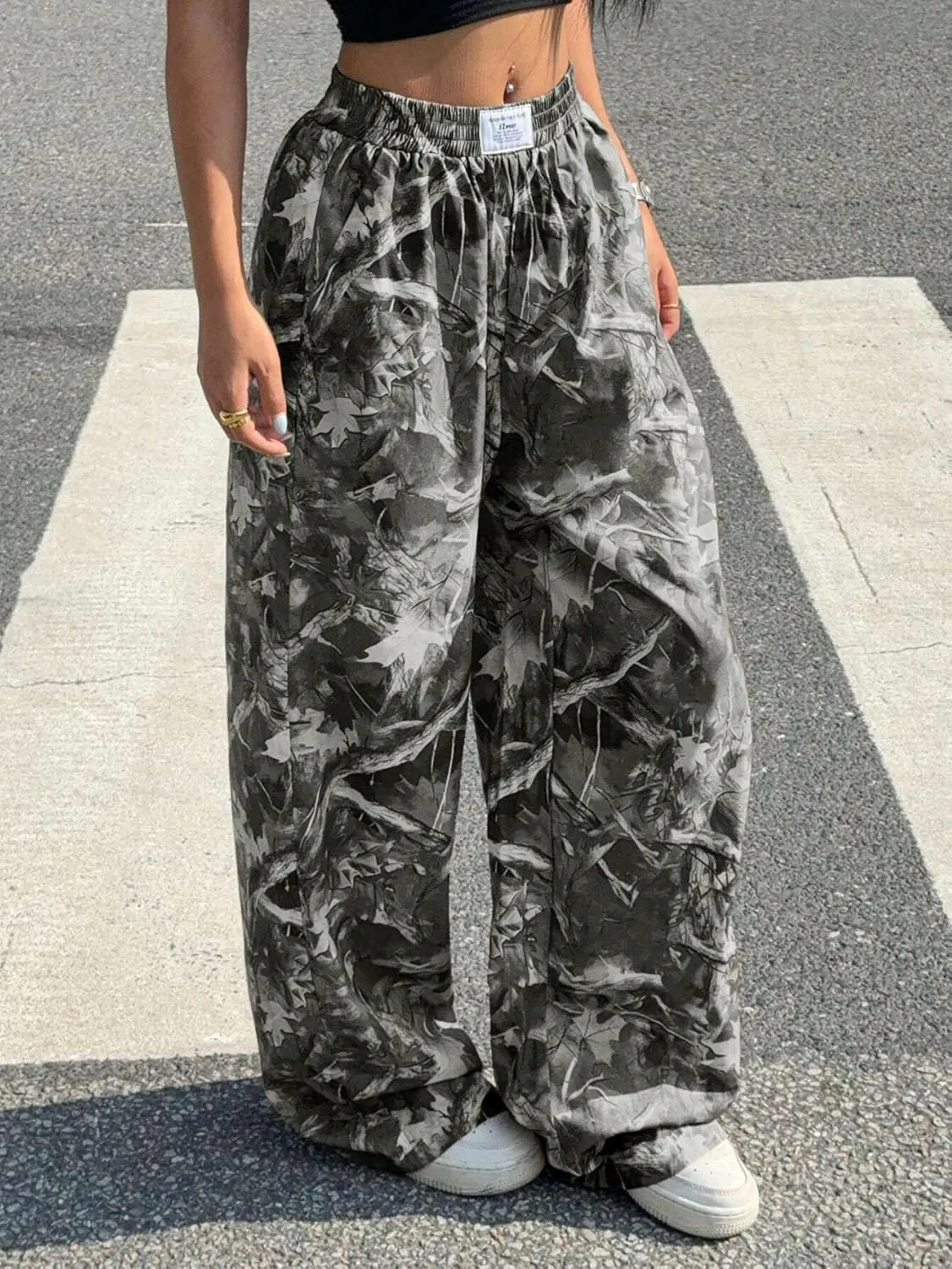 ZAFUL Women's Camo Cargo Pants Y2K Elastic High Waisted Wide Leg Casual Straight Pants Joggers Sweatpants with Patch Detail